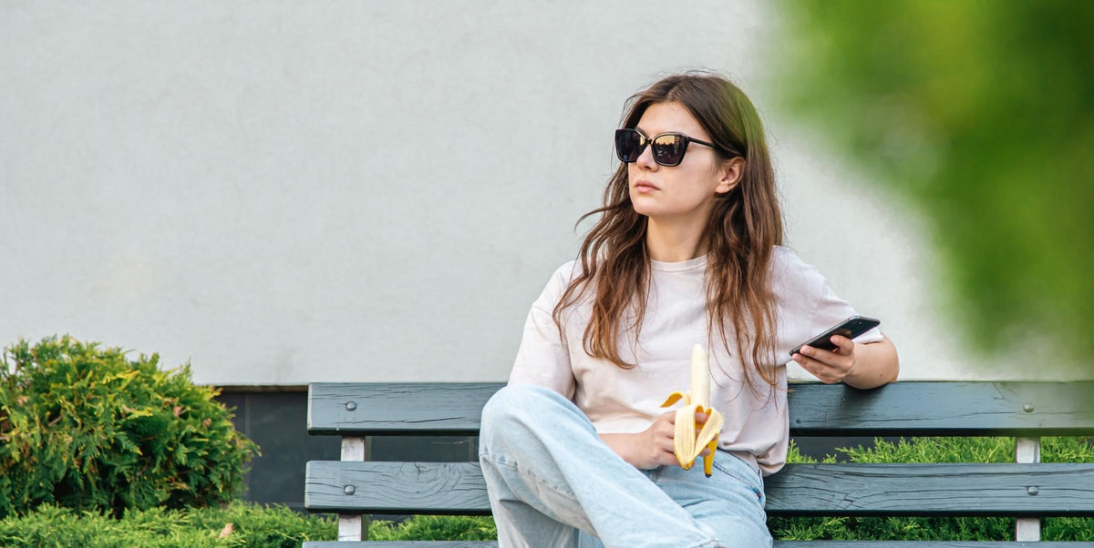 word je bruin met spf 50 zonnebrand lente huid vrouw terras